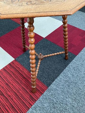 Bloementafel 8-hoekig (Retro) beschikbaar voor biedingen