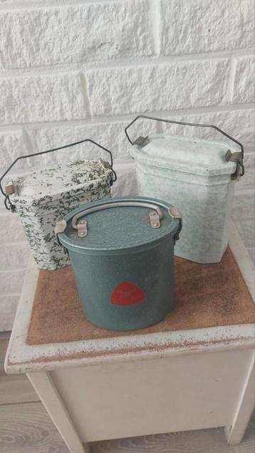 Brocante Franse vintage lunchdoosjes van emaille prijs p.s. beschikbaar voor biedingen