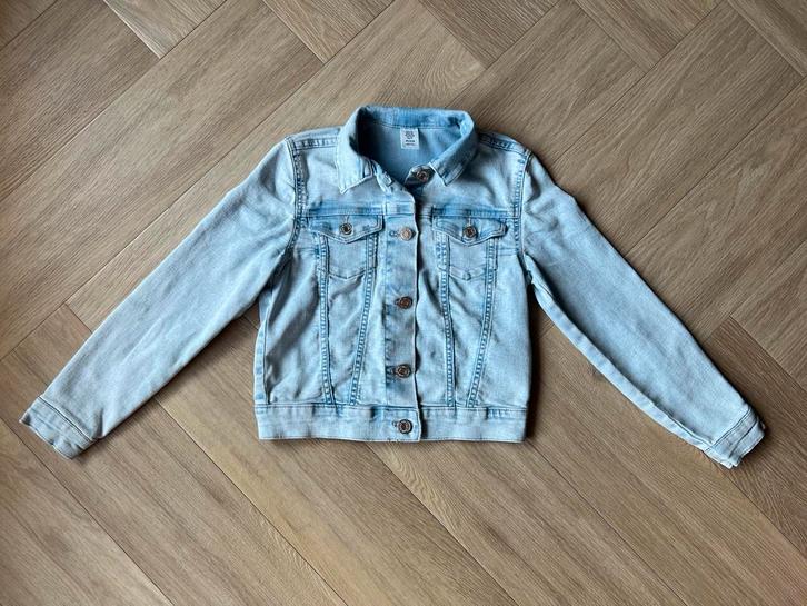 Spijkerjasje, dun en stretch, maat 134, Kinderen en Baby's, Kinderkleding | Maat 134, Zo goed als nieuw, Meisje, Trui of Vest