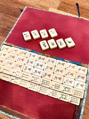 Antiek Mahjong spel handgesneden been en bamboe beschikbaar voor biedingen