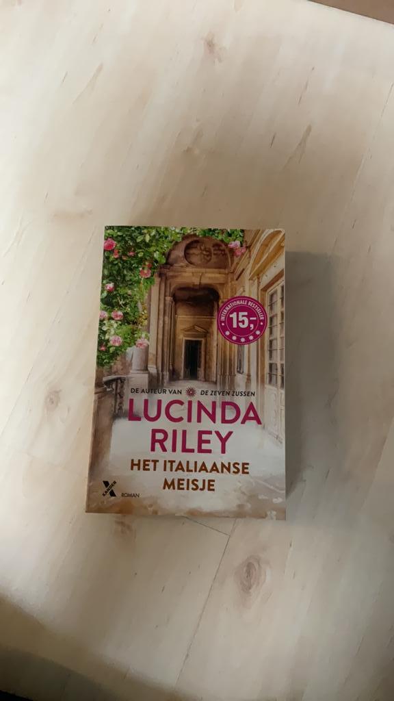 Lucinda Riley - Het Italiaanse meisje, Boeken, Romans, Zo goed als nieuw, Ophalen of Verzenden