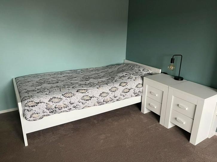 Kinderslaapkamer met bed, bureau en nachtkastjes, Huis en Inrichting, Slaapkamer | Complete slaapkamers, Zo goed als nieuw, Eenpersoons