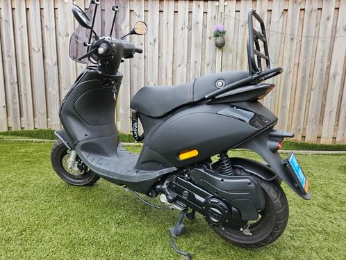 Piaggio Zip SP custom mat zwart 2023 34km/u. Teller 700km, Fietsen en Brommers, Snorfietsen en Snorscooters, Zo goed als nieuw