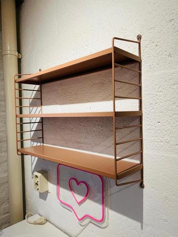 Roze Wandrekje beschikbaar voor biedingen