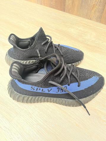 Yeezy 350 blauw zien er als nieuw uit  beschikbaar voor biedingen