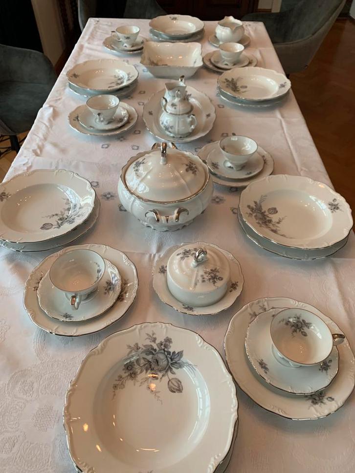 12- persoons koffie en diner servies. Wit met zilver rand, Antiek en Kunst, Antiek | Servies compleet, Ophalen