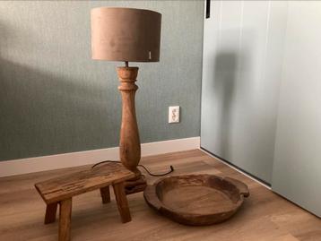 Landelijke accessoires lamp dienblad krukje bankje oud hout 