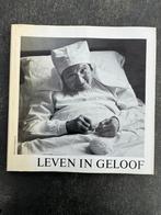 Leven in Geloof - Martien Coppens 1980, Boeken, Ophalen of Verzenden, Gelezen, Christendom | Katholiek