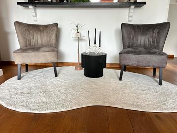 2 stoelen lichtbruin en antraciet beschikbaar voor biedingen