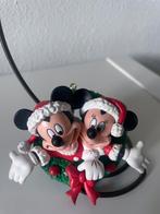 Disney ornament van Enesco, Mickey en Minnie in kerstkrans, Ophalen of Verzenden, Mickey Mouse, Gebruikt, Beeldje of Figuurtje