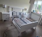 Hemmes bed met elektrische lattenbodem 140x200 +nachtkastjes, Huis en Inrichting, Slaapkamer | Bedden, Ophalen, Wit, Tweepersoons
