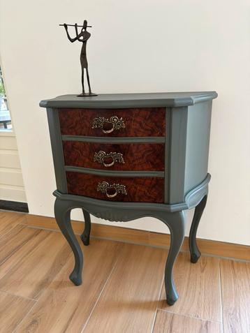 Vintage ladekastje restyled in olijfgroen beschikbaar voor biedingen