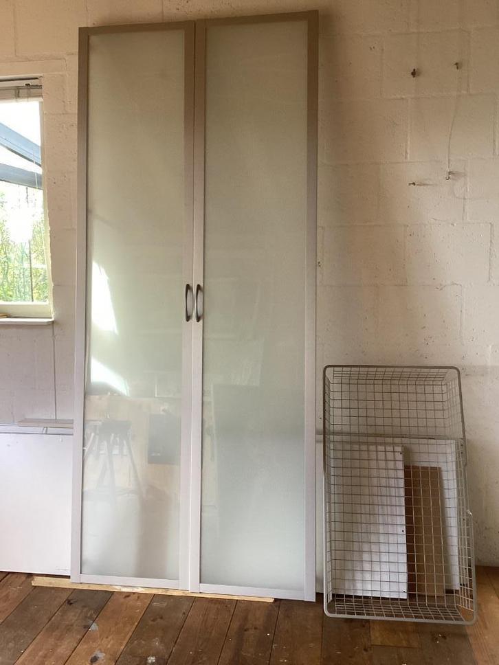 Een pax kast met mat glazen draaideuren., Huis en Inrichting, Kasten | Kledingkasten, Zo goed als nieuw, 200 cm of meer, 100 tot 150 cm