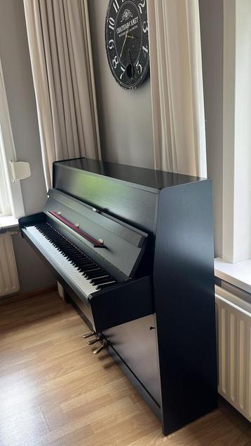 Piano met studiepedaal beschikbaar voor biedingen