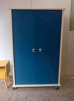 Stevige kinderkledingkast op wielen blauw, Huis en Inrichting, Kasten | Roldeurkasten en Archiefkasten, Zo goed als nieuw, Minder dan 100 cm