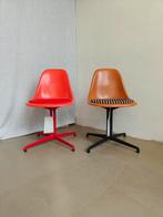 2x Vitra Eames Fiberglass Side Stoelen Limited Edition, Ophalen, Stof, Twee, Bruin