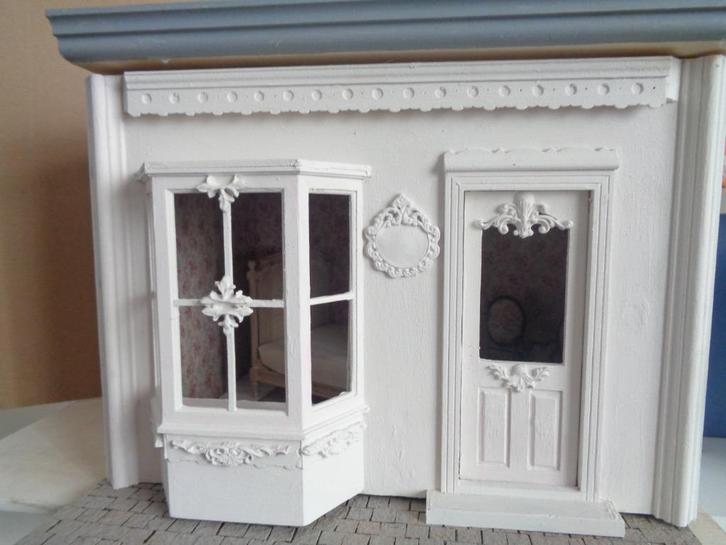 Mooi wit winkeltje ….Poppenhuis 1:12.. (Foto E13)*, Verzamelen, Poppenhuizen en Toebehoren, Zo goed als nieuw, Poppenhuis, Ophalen of Verzenden