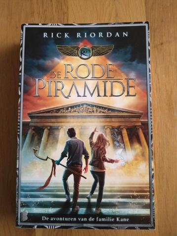 De rode piramide - deel 1 Familie Kane - Rick Riordan  beschikbaar voor biedingen