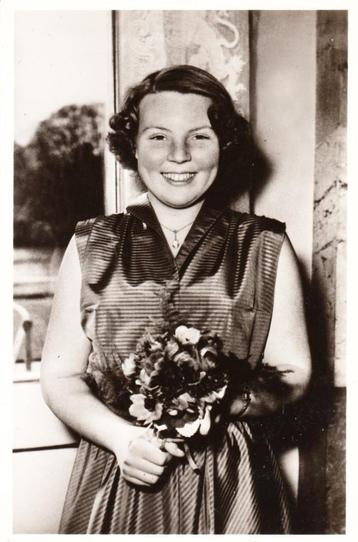 Fotokaart H.K.H. Beatrix 1955 beschikbaar voor biedingen
