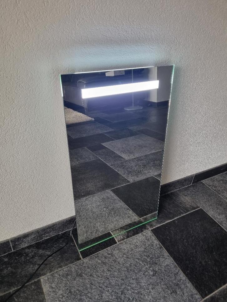 Badkamerspiegel - toiletspiegel Nieuw met Led 40x70 cm, Huis en Inrichting, Badkamer | Badtextiel en Accessoires, Nieuw, Overige kleuren