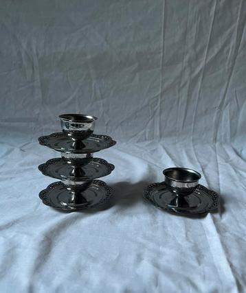 Set van 4 sierlijke vintage RVS eierdopjes op schotel beschikbaar voor biedingen