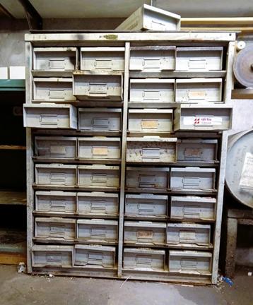Oude metalen ladenkast met 32 laden. In prima conditie beschikbaar voor biedingen