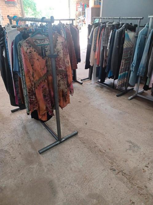 Te koop: 4 kledingrekken met dameskleding., Kleding | Dames, Overige Dameskleding, Zo goed als nieuw, Ophalen