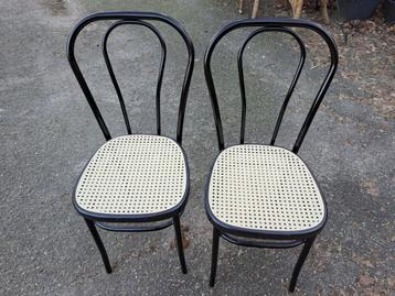 2 zwarte stoelen