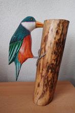 Houten beeld van vogel tegen een houten boomstam, Ophalen, Gebruikt, Dier