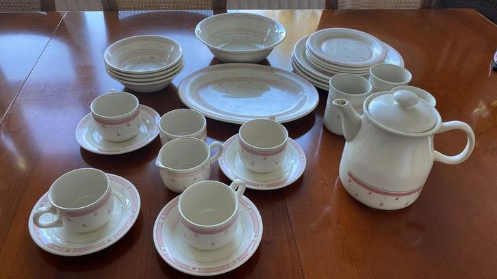 Elegant Porcelain Dinnerware Set (Complete Set), Verzamelen, Porselein, Kristal en Bestek, Zo goed als nieuw, Compleet servies