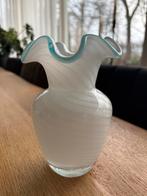 Opaline vaas met turquoise rand, Murano stijl, Antiek en Kunst, Antiek | Vazen, Ophalen of Verzenden
