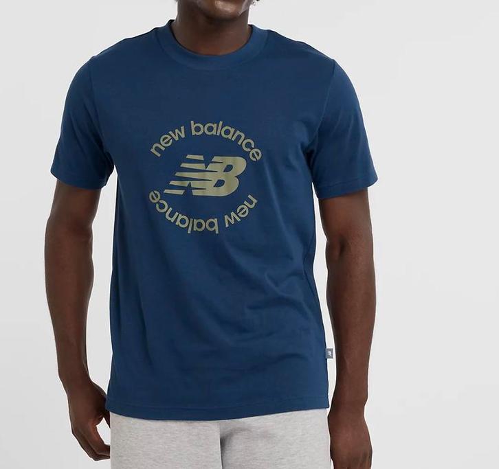 New Balance Sport Round Graphic T-Shirt NB Navy Maat M, Kleding | Heren, T-shirts, Nieuw, Maat 48/50 (M), Blauw, Ophalen of Verzenden