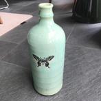 Leuke zachtgroene vaas met vlinder van keramiek, Minder dan 50 cm, Zo goed als nieuw, Ophalen, Aardewerk of Porselein