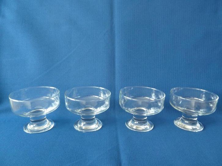 4 IJscoupes / cocktail coupes uit de jaren 70 nog splinternw, Verzamelen, Glas en Borrelglaasjes, Nieuw, Overige typen, Ophalen of Verzenden