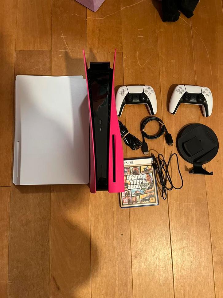 Playstation 5 disk + 2 controllers + GTA V, Spelcomputers en Games, Spelcomputers | Sony PlayStation 5, Zo goed als nieuw, Playstation 5