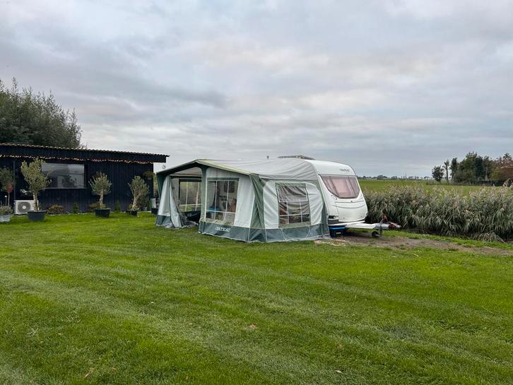 Fijne caravan te koop!, Caravans en Kamperen, Caravans, Particulier, tot en met 4, 750 - 1000 kg, Rondzit, Chateau, 2 aparte bedden