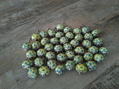 Partij van 33 porseleinen meubelknoppen, Huis en Inrichting, Woonaccessoires | Overige, Nieuw, Ophalen of Verzenden