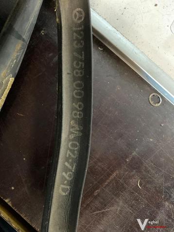 Mercedes W123 2.5 B 1978 2400105 Kofferbakrubber origineel 1 beschikbaar voor biedingen