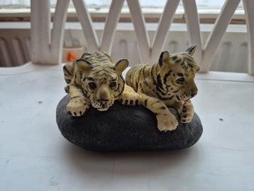 Beeldje 2 witte tijgers op zwarte steen beschikbaar voor biedingen
