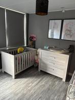 Ledikant inclusief matras en commode ., Kinderen en Baby's, Kinderkamer | Complete kinderkamers, Ophalen, Zo goed als nieuw, Jongetje of Meisje