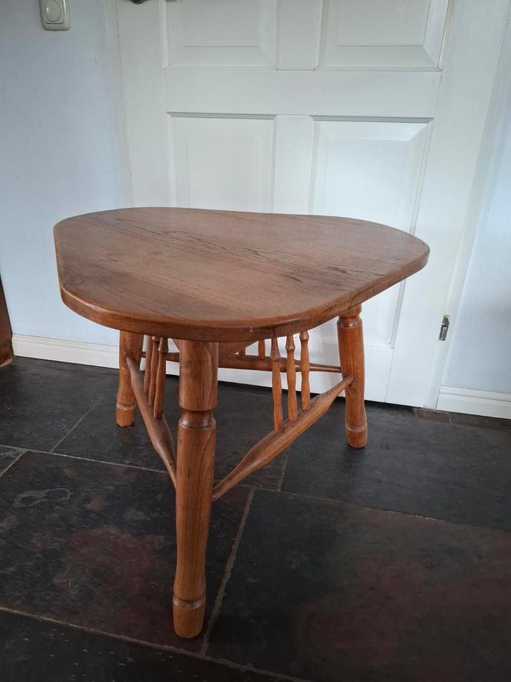 Bijzondere eiken salontafel in driehoekvorm, Huis en Inrichting, Tafels | Bijzettafels, Gebruikt, Overige vormen, 60 cm of meer
