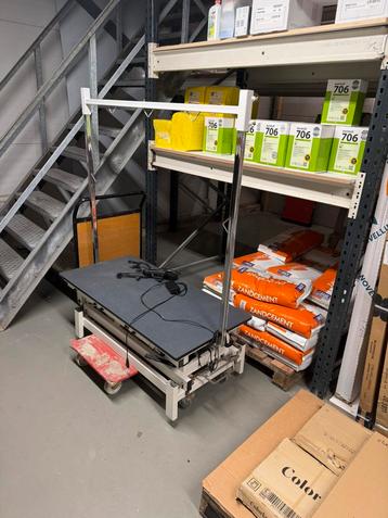 Trimtafel elektrisch beschikbaar voor biedingen