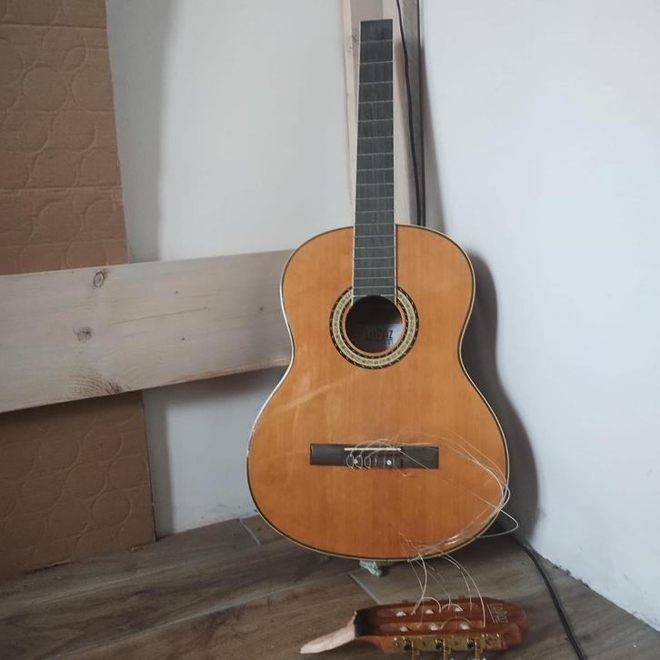 Kapote gitaar voor reperatie of onderdelen, Muziek en Instrumenten, Snaarinstrumenten | Gitaren | Akoestisch, Gebruikt, Klassieke of Spaanse gitaar