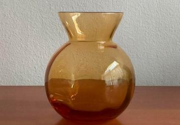 W.J.Rozendaal: amberkleurig halsvaasje 10,5 cm Kristalunie beschikbaar voor biedingen