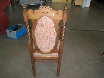 Leuke antieke stoel met gedraaide poten beschikbaar voor biedingen