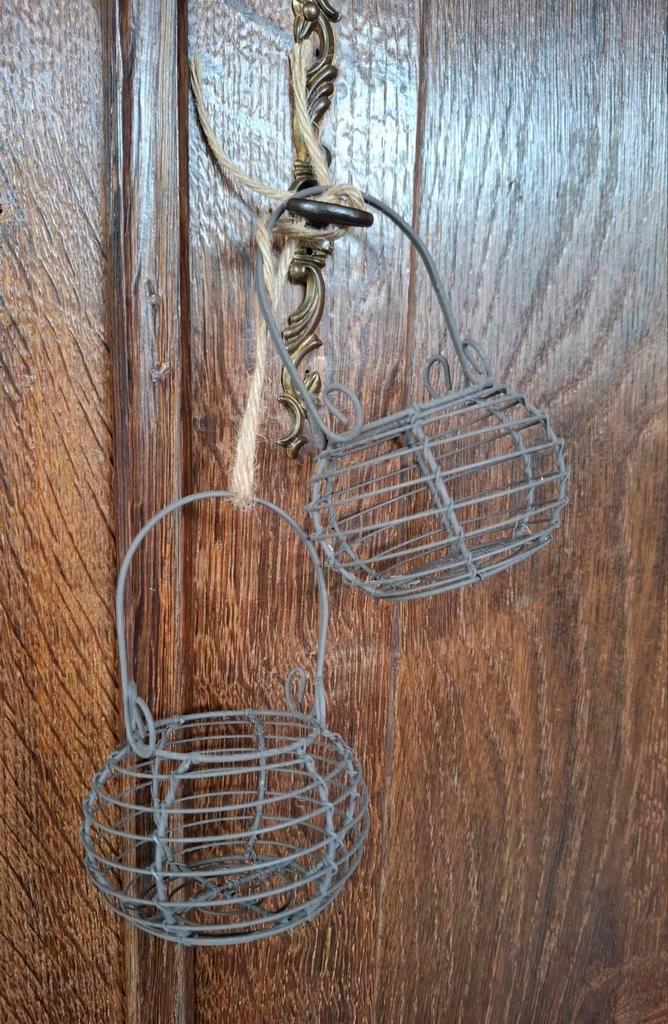 Twee schattige kleine brocante ijzeren eiermandjes Frankrijk, Antiek en Kunst, Curiosa en Brocante, Ophalen of Verzenden