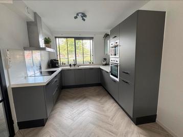 Complete antraciet keuken – U-opstelling beschikbaar voor biedingen