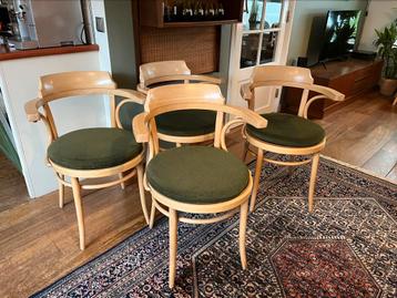Selection norm Thonet houten stoelen / lichtgekleurd hout 