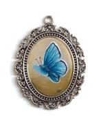 Mooie blauwe vlinder geschilderd op een sierlijke hanger, Antiek en Kunst, Kunst | Overige Kunst, Ophalen of Verzenden, Hanger ketting sieraden bedel kunst schilderij vlinder cadeau