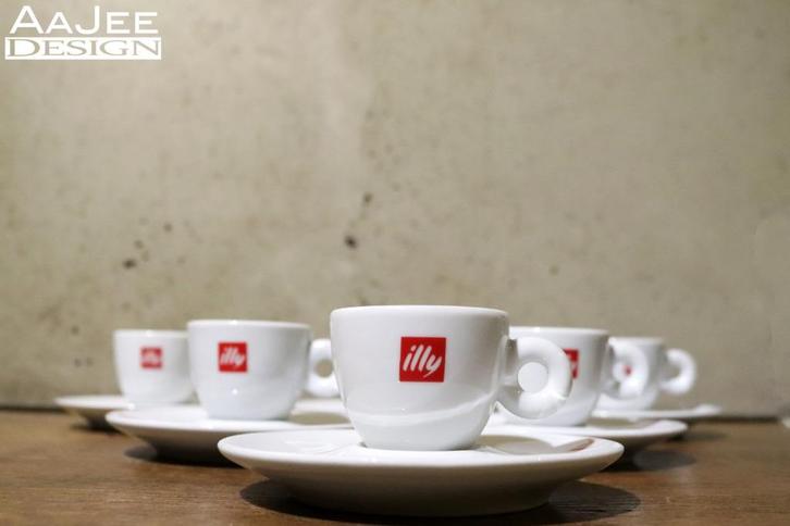 Illy - Espresso kop & grote schotel - Los of per set te koop, Huis en Inrichting, Keuken | Servies, Zo goed als nieuw, Kop(pen) en/of Schotel(s)